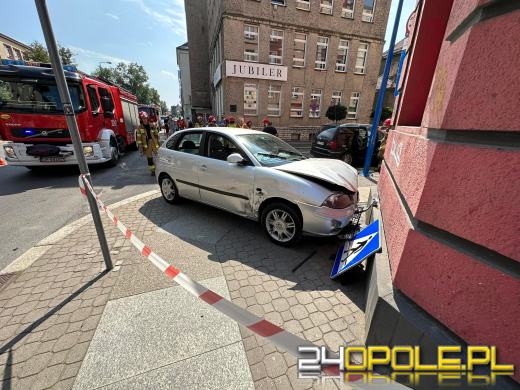 Zderzenie samochodów w centrum Opola. Jeden z pojazdów uderzył w budynek