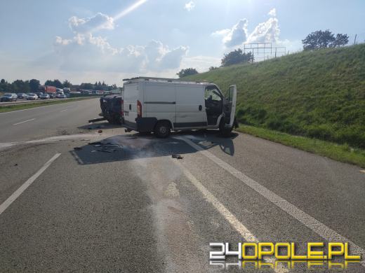 A4: Bus zderzył się z osobówką. Kierowcy mieli dużo szczęścia