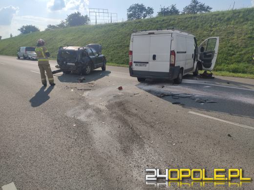 A4: Bus zderzył się z osobówką. Kierowcy mieli dużo szczęścia