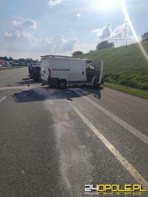 A4: Bus zderzył się z osobówką. Kierowcy mieli dużo szczęścia