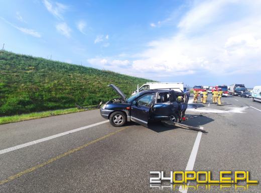 A4: Bus zderzył się z osobówką. Kierowcy mieli dużo szczęścia