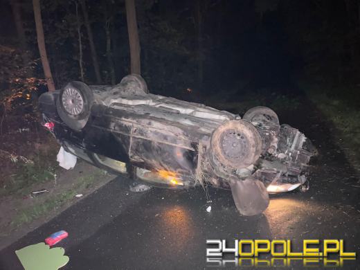 Dachowanie osobówki w miejscowości Nowy Folwark. Kierowcy szuka policja