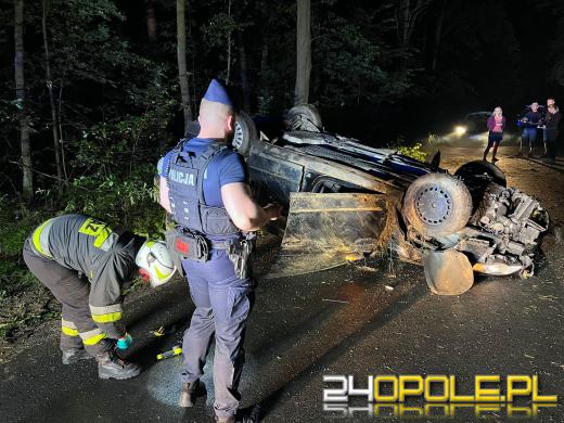 Dachowanie osobówki w miejscowości Nowy Folwark. Kierowcy szuka policja
