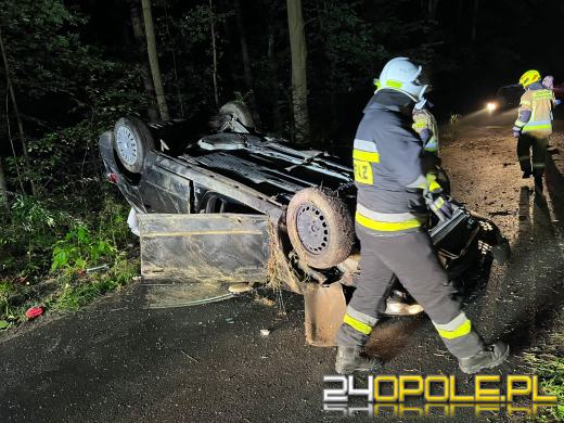 Dachowanie osobówki w miejscowości Nowy Folwark. Kierowcy szuka policja