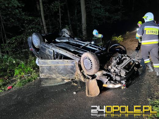 Dachowanie osobówki w miejscowości Nowy Folwark. Kierowcy szuka policja