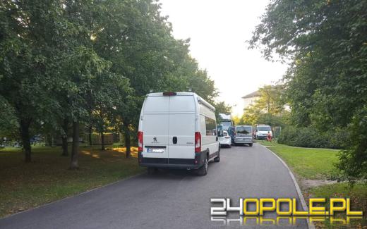 Przygotowania do koncertu martwią opolan. Alejki zastawione samochodami