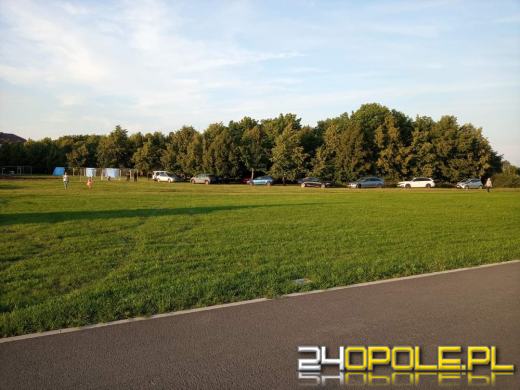 Przygotowania do koncertu martwią opolan. Alejki zastawione samochodami