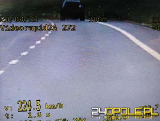 35-letni kierowca pędził ponad 220 km/h