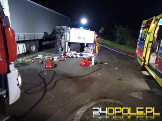 Zderzenie busa z samochodem ciężarowym w powiecie brzeskim