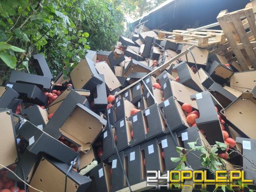 Ciężarówka wypełniona pomidorami przewróciła się na bok