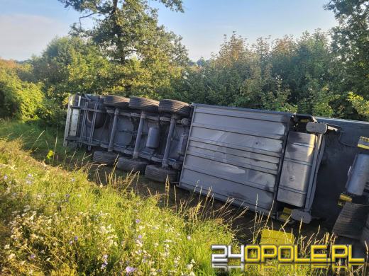 Ciężarówka wypełniona pomidorami przewróciła się na bok