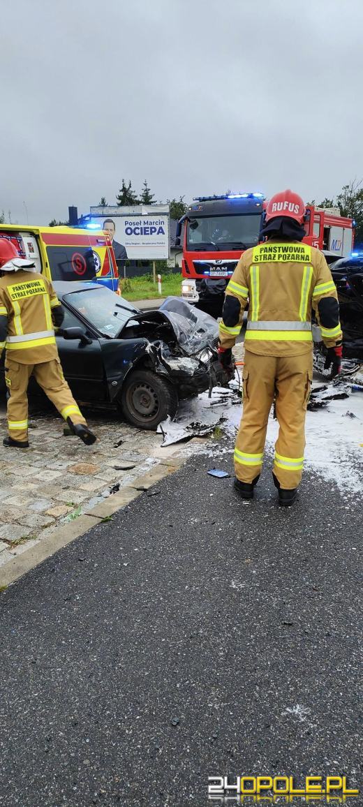 Zderzenie pojazdów w Namysłowie. Obaj kierowcy trafili do szpitala