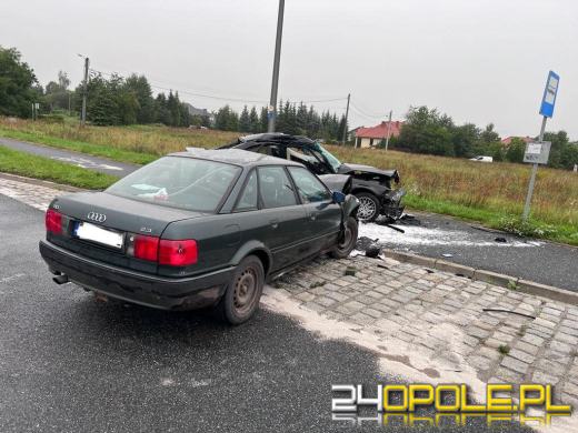 Zderzenie pojazdów w Namysłowie. Obaj kierowcy trafili do szpitala