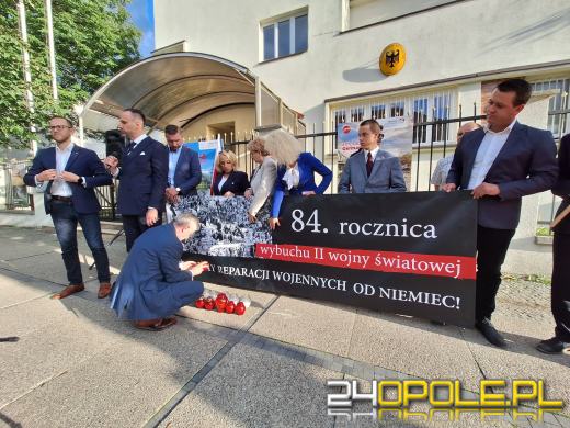 Janusz Kowalski manifestuje pod niemieckim konsulatem w Opolu