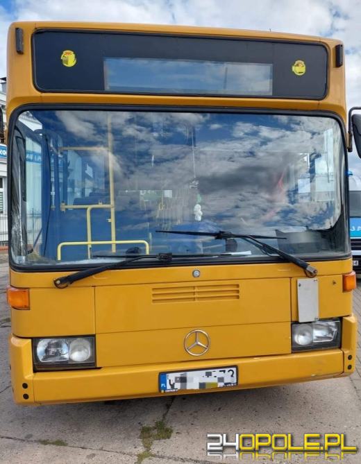 58-letni kierowca autobusu potrącił prawidłowo idącą poboczem 76-letnią kobietę 