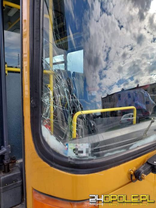 58-letni kierowca autobusu potrącił prawidłowo idącą poboczem 76-letnią kobietę 