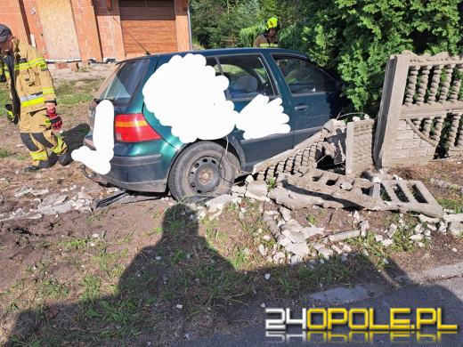 Stracił panowanie nad pojazdem i rozbił auto o ogrodzenie posesji
