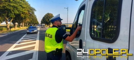 Promil alkoholu u kierowcy i pasażer w przestrzeni ładunkowej, na plastikowym krześle...