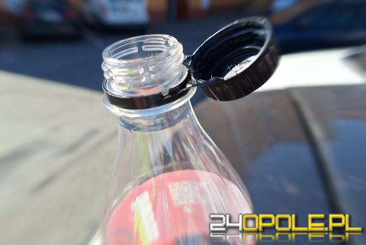 Nowe przepisy unijne nakazują przytwierdzanie plastikowych nakrętek do butelek
