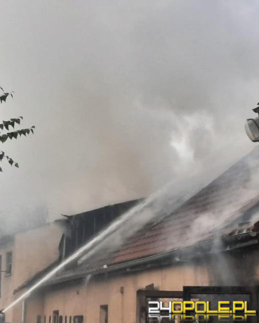 Pożar dachu budynku w powiecie brzeskim