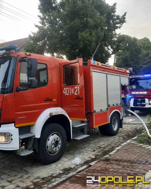 Pożar dachu budynku w powiecie brzeskim