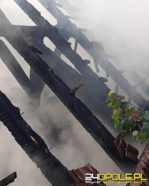 Pożar dachu budynku w powiecie brzeskim