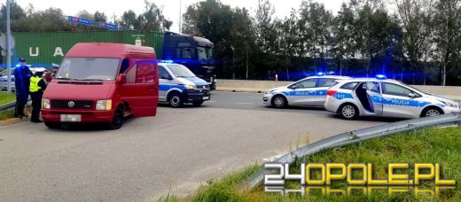 Wpadł przez brak świateł - przewoził 27 nielegalnych migrantów