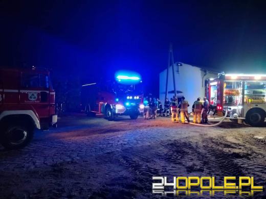 Pożar hali w powiecie nyskim. W akcji 6 zastępów straży 