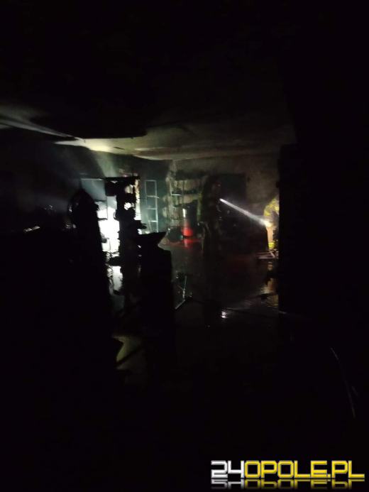 Pożar hali w powiecie nyskim. W akcji 6 zastępów straży 