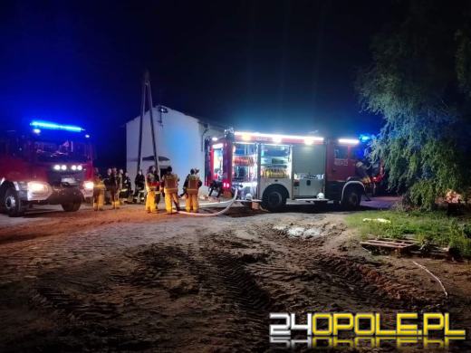Pożar hali w powiecie nyskim. W akcji 6 zastępów straży 