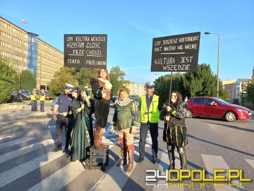 Uliczny teatr o bezpieczeństwie wspólnie z opolskimi policjantami