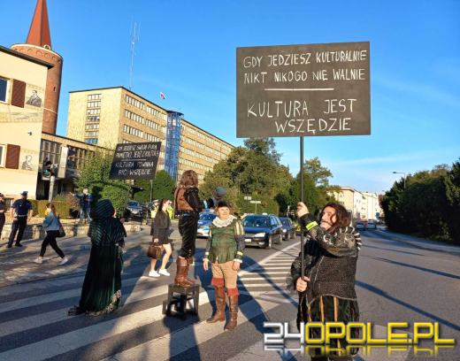 Uliczny teatr o bezpieczeństwie wspólnie z opolskimi policjantami