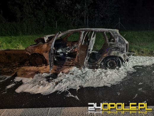 Po zderzeniu pojazdów, jeden z nich stanął w płomieniach