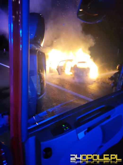 Po zderzeniu pojazdów, jeden z nich stanął w płomieniach