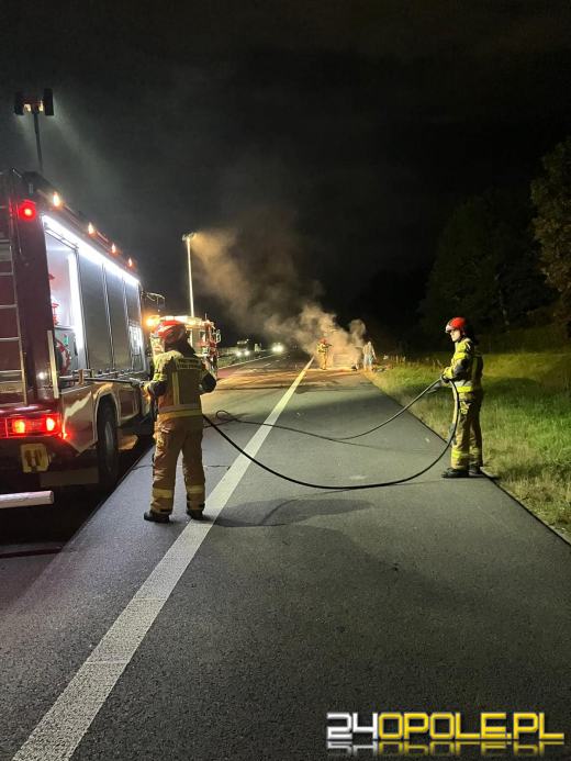Po zderzeniu pojazdów, jeden z nich stanął w płomieniach