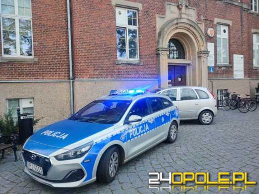 Policjant eskortował kobietę do szpitala