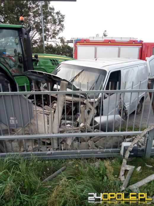Bus uderzył w ogrodzenie posesji. Kierowca poszkodowany