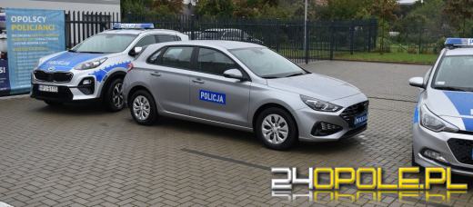 Uroczyste przekazanie nowego, nieoznakowanego radiowozu dla Komisariatu Policji w Grodkowie