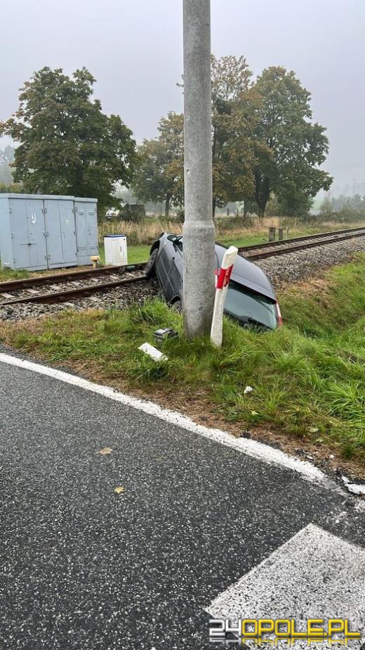 Auto wypadło z drogi i utknęło na torach