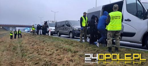 Kierowca porzucił pojazd wraz z migrantami i zbiegł