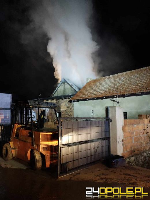 Kilkanaście zastępów straży walczyło z pożarem zabudowań gospodarczych
