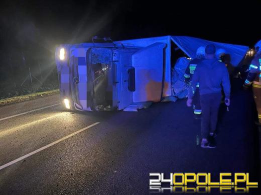 Ciężarówka przewożąca ekogroszek przewróciła się na A4. Droga jest zablokowana