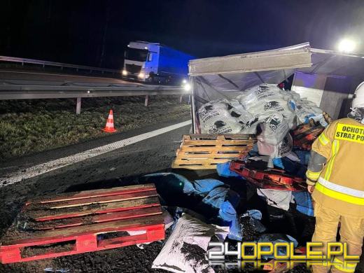 Ciężarówka przewożąca ekogroszek przewróciła się na A4. Droga jest zablokowana