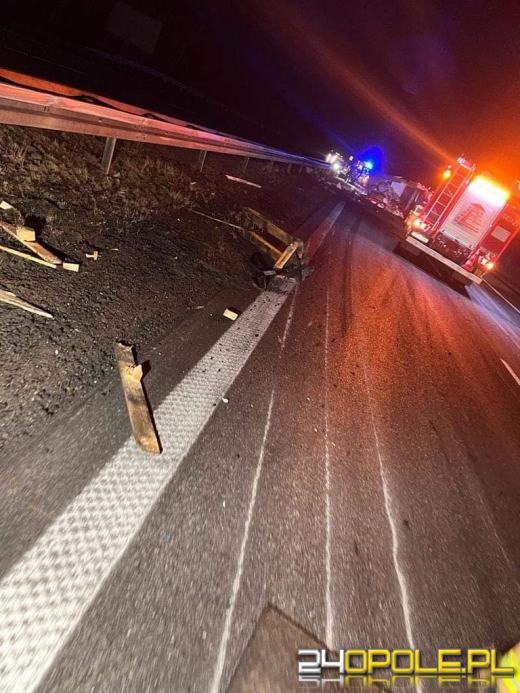 Ciężarówka przewożąca ekogroszek przewróciła się na A4. Droga jest zablokowana