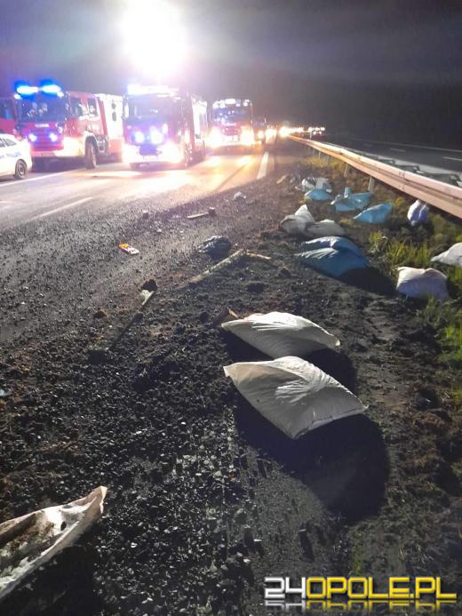 Ciężarówka przewożąca ekogroszek przewróciła się na A4. Droga jest zablokowana