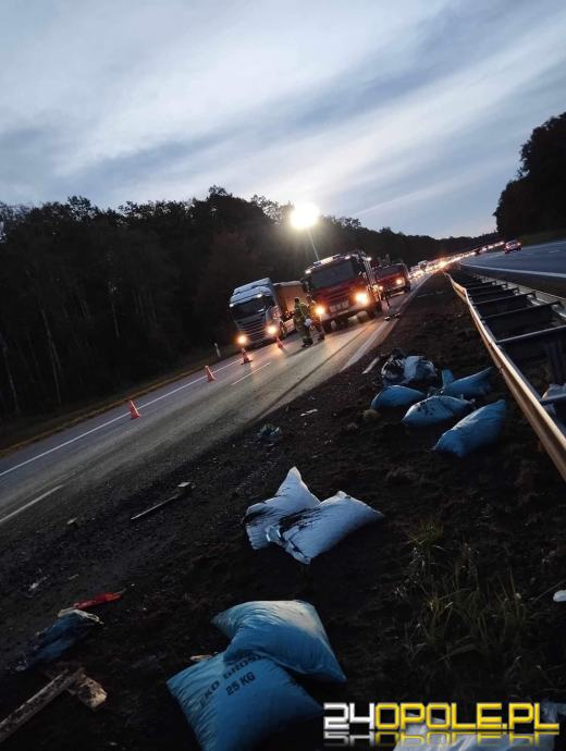 Ciężarówka przewożąca ekogroszek przewróciła się na A4. Droga jest zablokowana