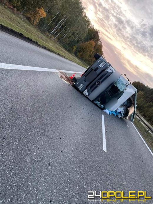 Ciężarówka przewożąca ekogroszek przewróciła się na A4. Droga jest zablokowana