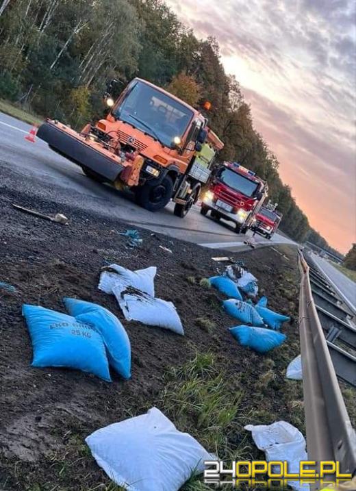 Ciężarówka przewożąca ekogroszek przewróciła się na A4. Droga jest zablokowana