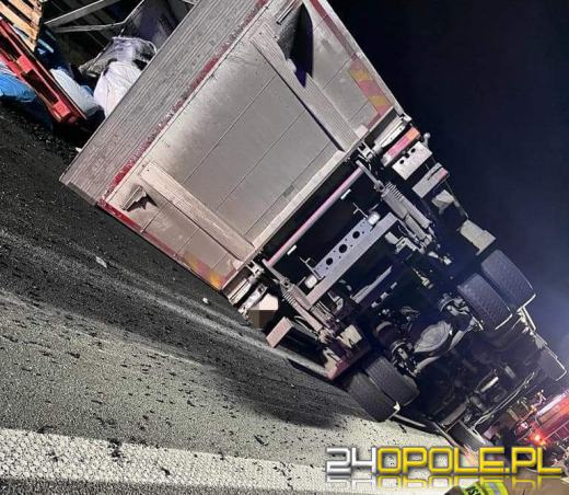 Ciężarówka przewożąca ekogroszek przewróciła się na A4. Droga jest zablokowana