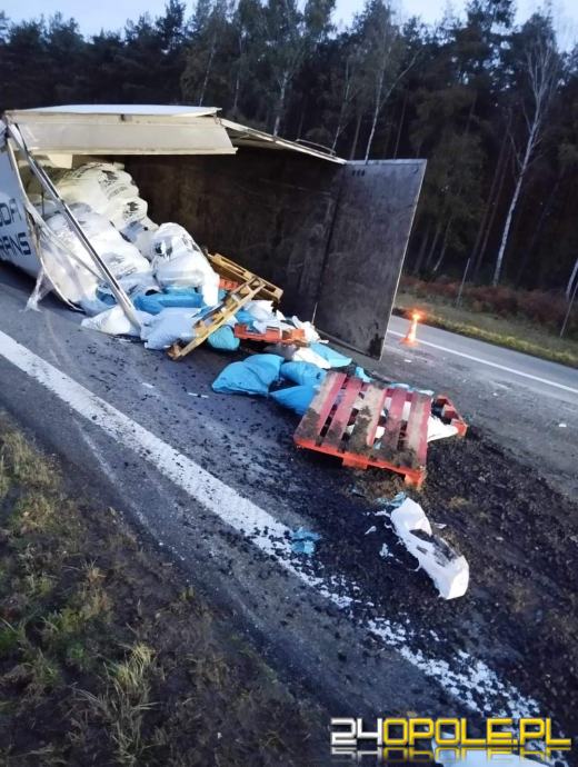 Ciężarówka przewożąca ekogroszek przewróciła się na A4. Droga jest zablokowana